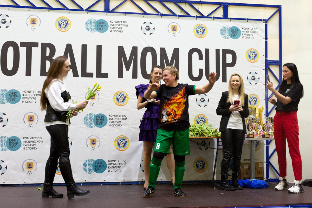 Владимирские мамы доказали, что умеют играть в футбол. На всероссийском турнире «FOOTBALL MOM CUP 2022» наша сборная заняла 4-е место. И это спустя два месяца тренировок. Для своих детей мамы – пример. Играют не только эффективно, но и эффектно.