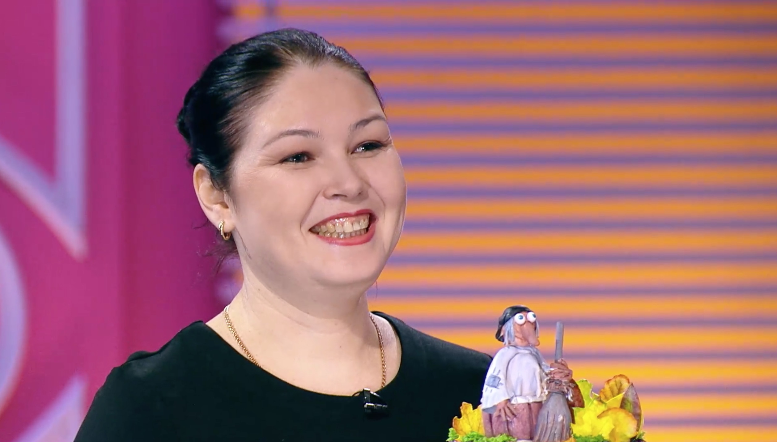 Владимирский кондитер может выиграть миллион рублей в шоу «Кондитер». В качестве сладкого проекта она представила торт с Бабой Ягой.