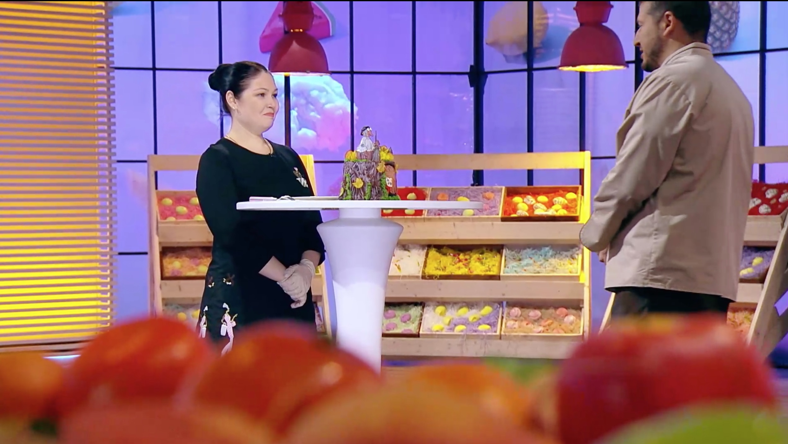 Владимирский кондитер может выиграть миллион рублей в шоу «Кондитер». В качестве сладкого проекта она представила торт с Бабой Ягой.