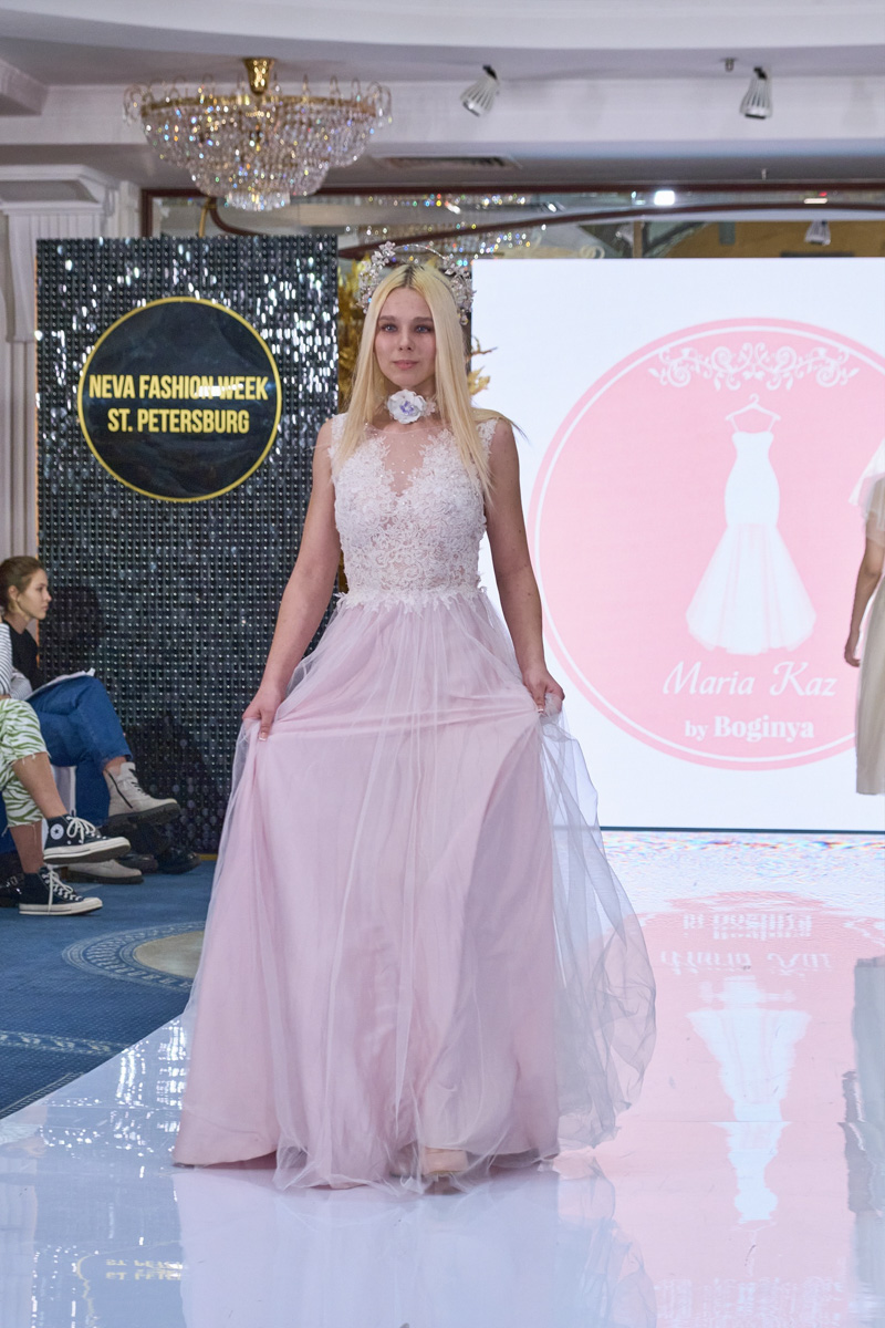 Ковровские модели приняли участие в Neva Fashion Week в Санкт-Петербурге. Главным требованием к выходу на подиум было умение ходить на каблуках. И, как считает руководитель агентства, это не случайно. В моду снова возвращается женственность.