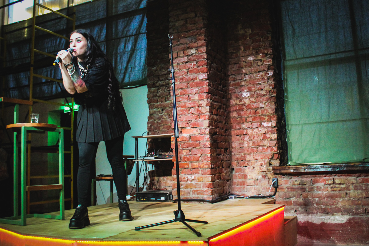 Вчера в нашем городе прошел концерт Зои Куулар – яркой звездочки проектов «Открытый микрофон на ТНТ», «Comedy баттл», «Импровизация. Команды» и «Roast battle на Labelcom». Компанию ей составили экс-участницы «Comedy баттла» Марина Светлакова и Марина Степанова.