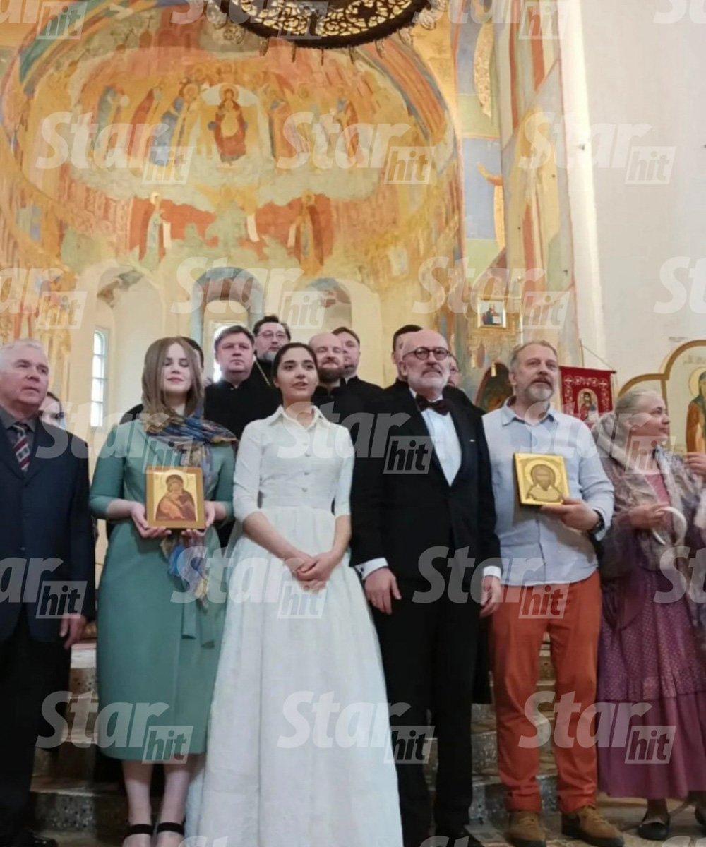 В Суздале состоялась тайная церемония венчания популярного телеведущего Александра Гордона и его молодой возлюбленной Софии Каландадзе. Торжество прошло скромно в присутствии самых близких для пары людей.