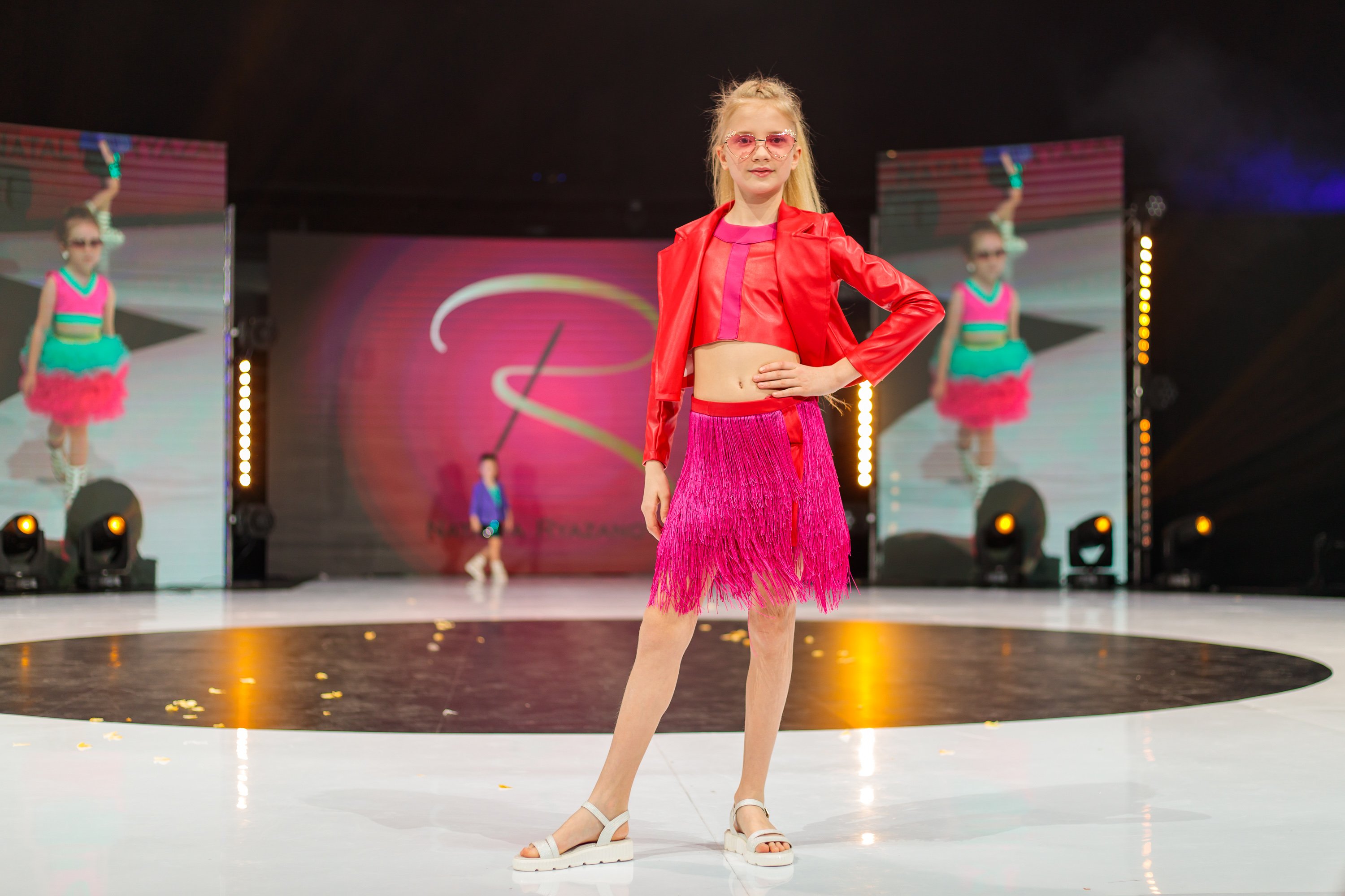 В начале июня в Москве прошло грандиозное фэшн-мероприятие — открытие летнего модного сезона Moscow Fashion Fair, которое завершилось музыкальным party «Muz-News». Владимирские модели из школы дизайнера Натальи Рязановой были в эпицентре событий.