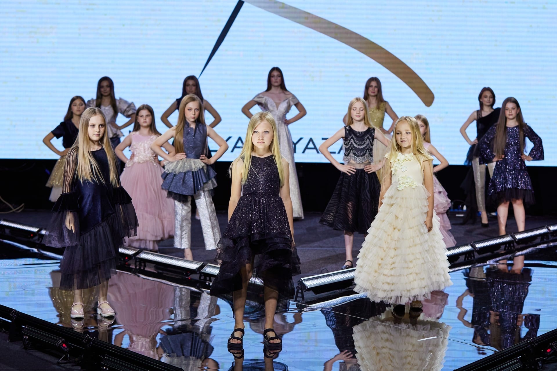 В начале июня в Москве прошло грандиозное фэшн-мероприятие — открытие летнего модного сезона Moscow Fashion Fair, которое завершилось музыкальным party «Muz-News». Владимирские модели из школы дизайнера Натальи Рязановой были в эпицентре событий.