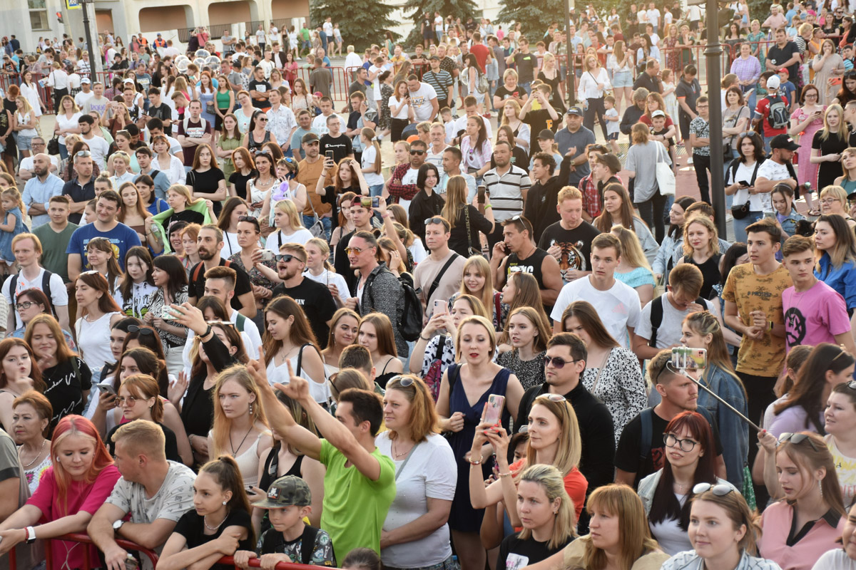 Несмотря на жару, жители Владимира весело отпраздновали День молодежи. Основные торжества прошли на Театральной площади. Учитывая погоду, место было выбрано идеально. Фонтан стал такой же активной площадкой, как и все остальные