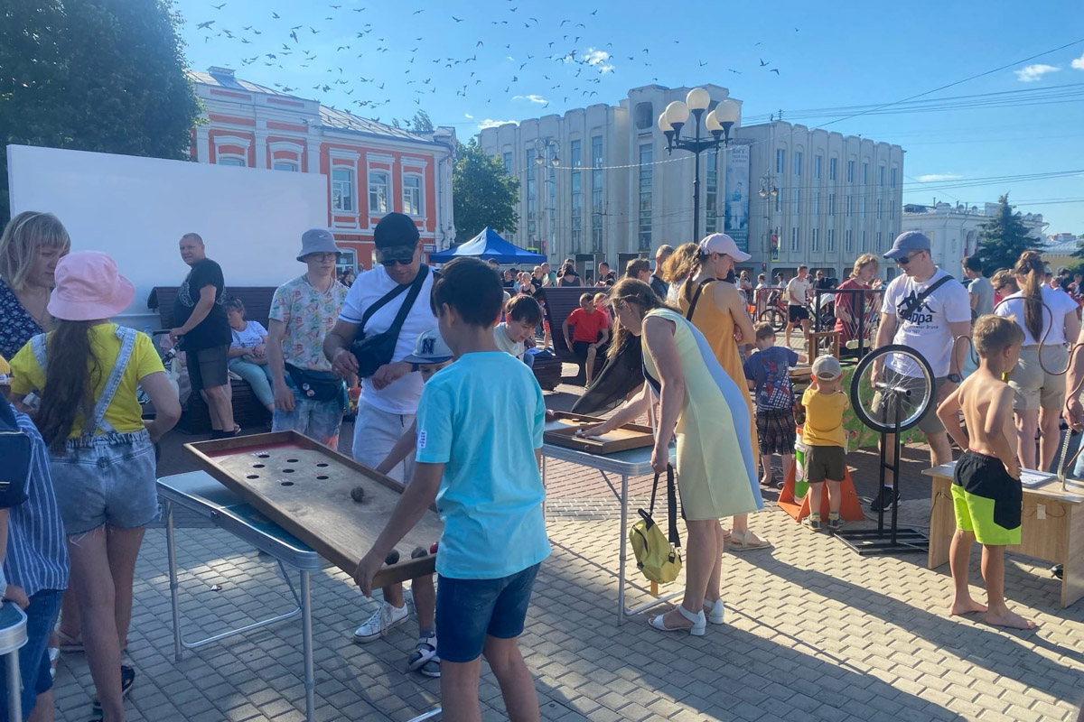 Несмотря на жару, жители Владимира весело отпраздновали День молодежи. Основные торжества прошли на Театральной площади. Учитывая погоду, место было выбрано идеально. Фонтан стал такой же активной площадкой, как и все остальные