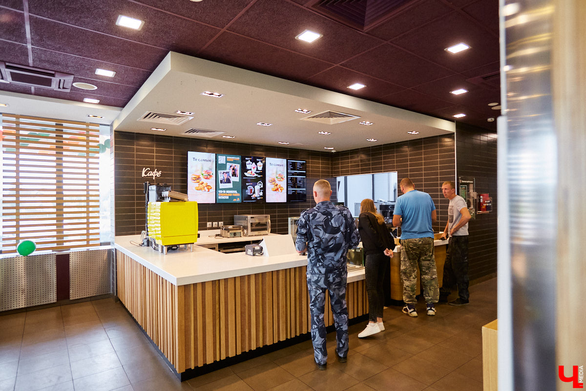 17 июля на проспекте Ленина открылся первый ресторан новой отечественной сети фастфуда «Вкусно — и точка». Как там кормят, и что изменилось после ухода с рынка McDonald’s?