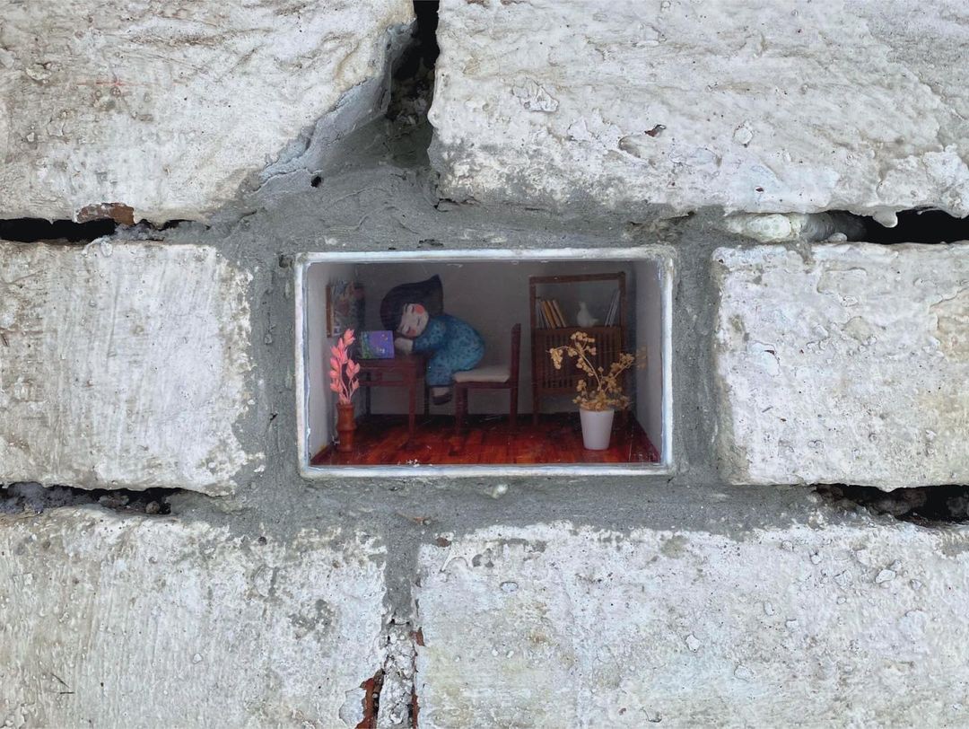 Уличные художники Владимира спрятали в кирпичной кладке новые инсталляции. Работы не просто заполняют пустоты в стене, но и погружают в удивительный мир. Пасхалки уже назвали «секретиками». А их поиски превратились в настоящий квест.
