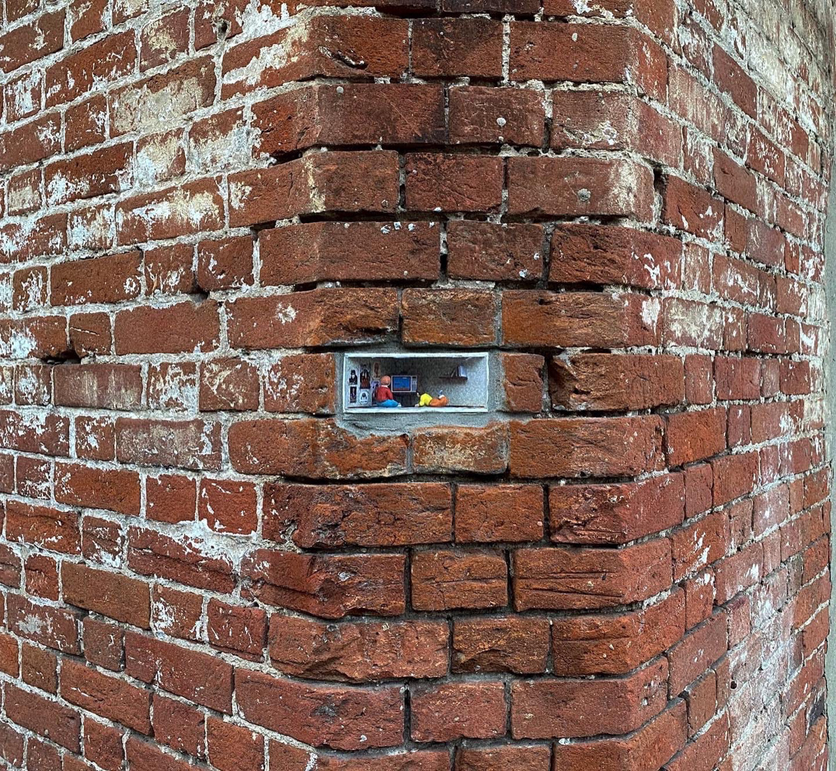 Уличные художники Владимира спрятали в кирпичной кладке новые инсталляции. Работы не просто заполняют пустоты в стене, но и погружают в удивительный мир. Пасхалки уже назвали «секретиками». А их поиски превратились в настоящий квест.