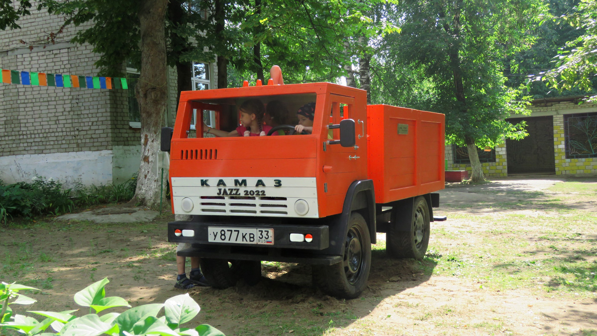 Ковровскому детскому саду подарили деревянную модель грузовика марки «КамАЗ». Арт-объект для дошкольников вновь собрал местный умелец Василий Лютницкий. И это уже четвертый грузовик, созданный его руками для местных малышей.
