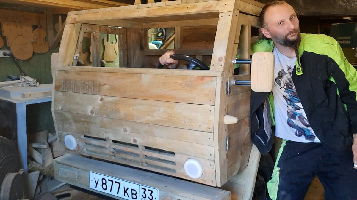 Ковровскому детскому саду подарили деревянную модель грузовика марки «КамАЗ». Арт-объект для дошкольников вновь собрал местный умелец Василий Лютницкий. И это уже четвертый грузовик, созданный его руками для местных малышей.