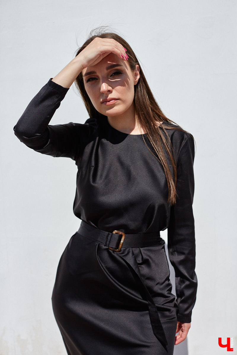 Помощник генерального директора крупной компании Полина Абрамова уверена: выглядеть модно можно и в офисе. При этом не обязательно выбирать скучные образы, нужно просто научиться правильно сочетать вещи.