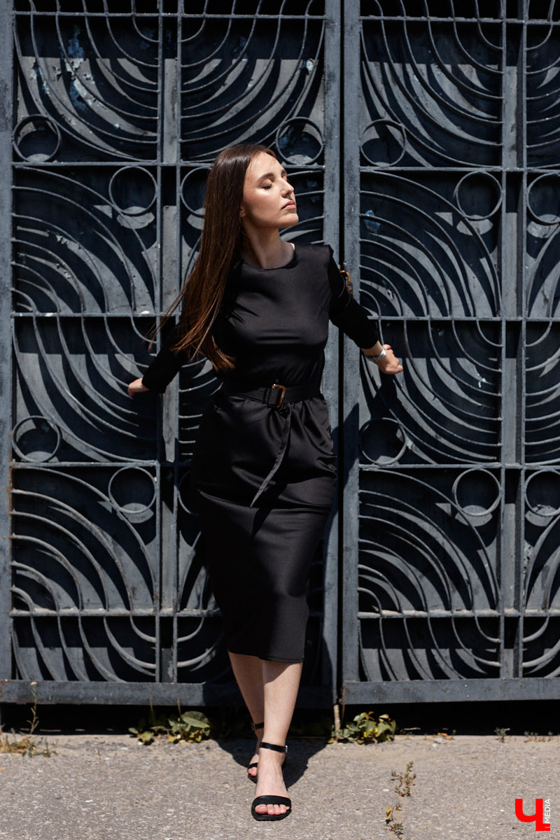 Помощник генерального директора крупной компании Полина Абрамова уверена: выглядеть модно можно и в офисе. При этом не обязательно выбирать скучные образы, нужно просто научиться правильно сочетать вещи.