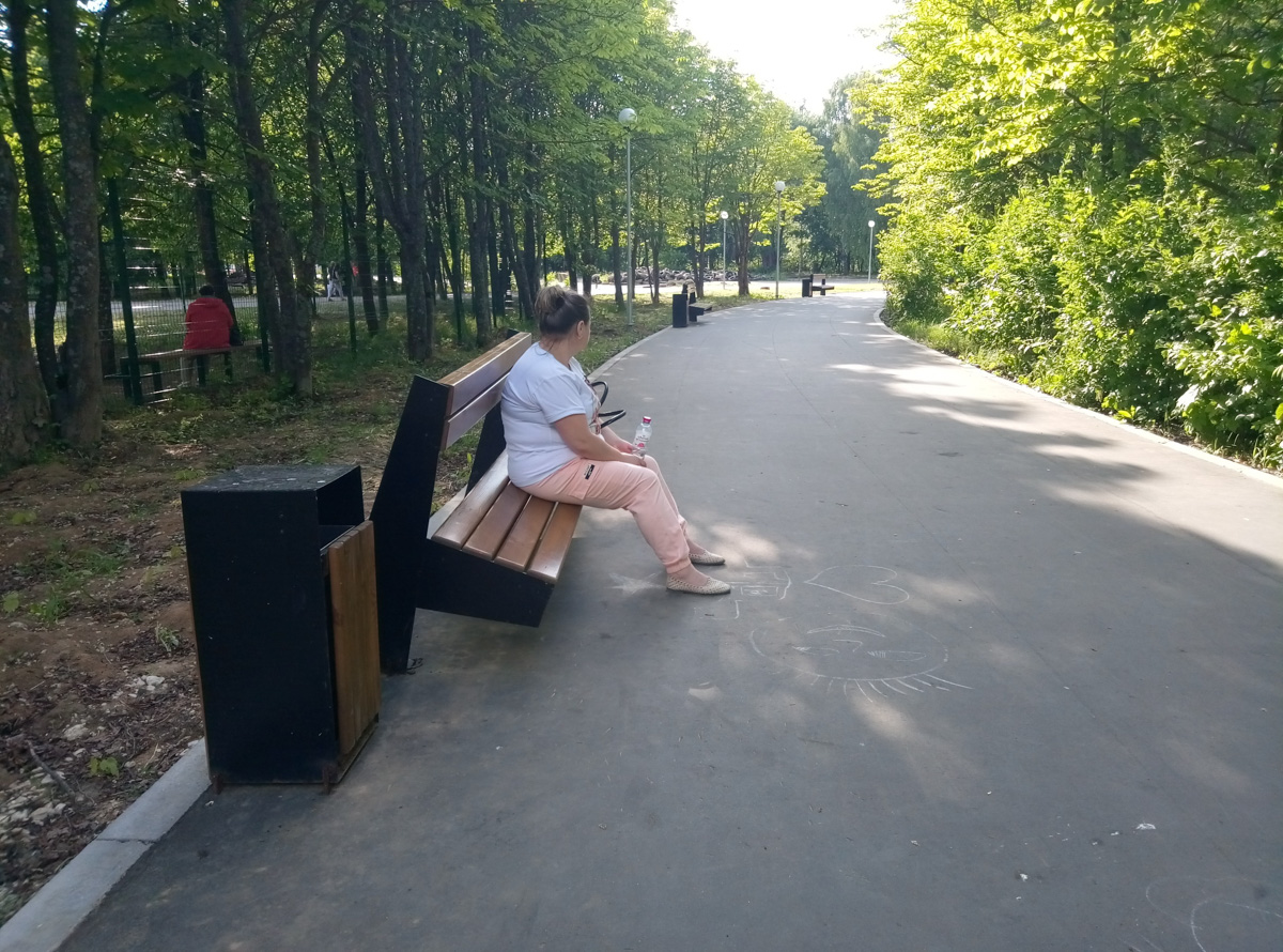 В парке «Добросельский» установили антивандальную скамейку из мусора. В ее основе — переработанный пластик и песок. Такая лавка не требует специального ухода и отличается долговечностью.