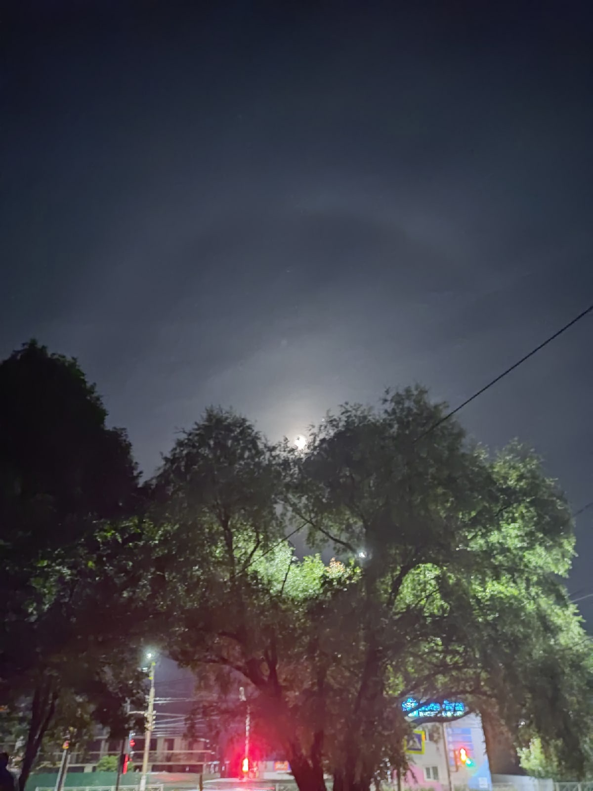 Жители Владимирской области заметили в небе лунное гало. Необычное свечение было отмечено накануне. О чём оно говорит? Наши предки считали, что погода изменится. Причём не в лучшую сторону. 