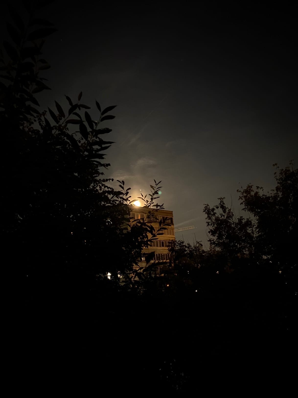 Жители Владимирской области заметили в небе лунное гало. Необычное свечение было отмечено накануне. О чём оно говорит? Наши предки считали, что погода изменится. Причём не в лучшую сторону. 