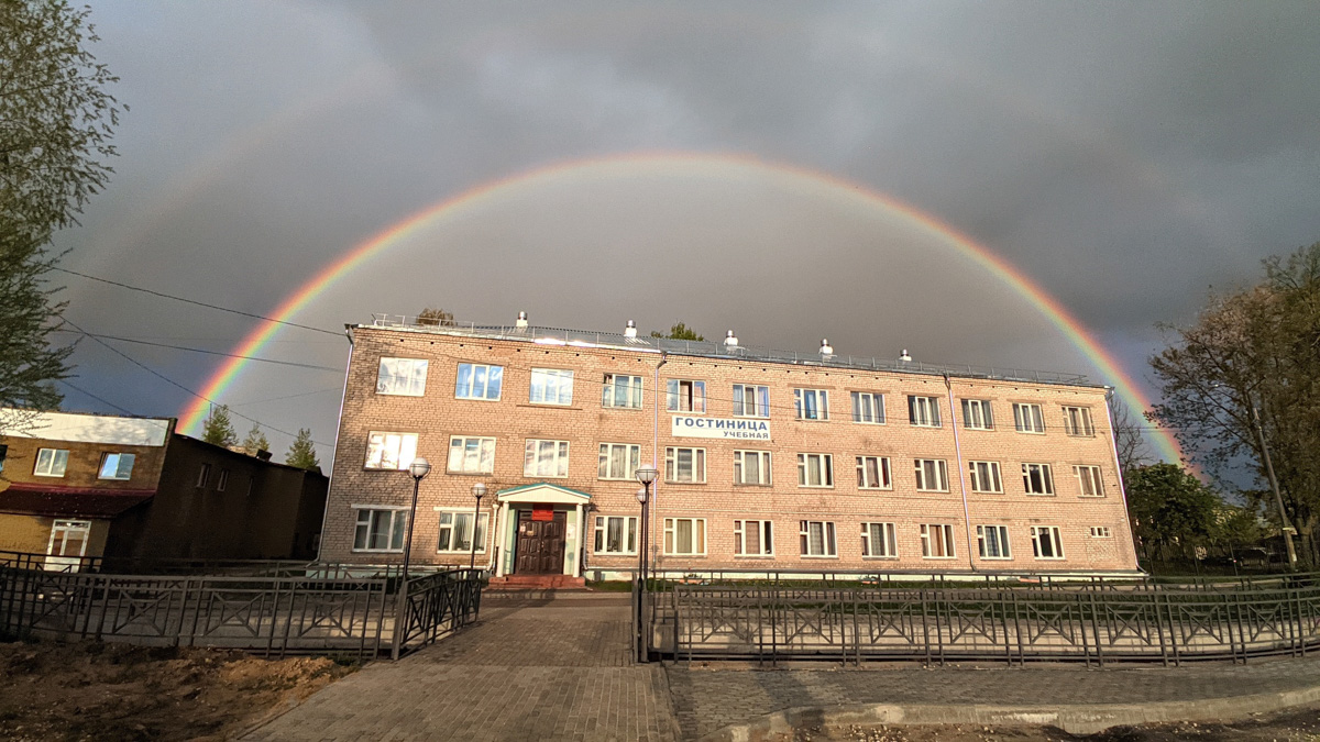 Жители Владимирской области смогли запечатлеть в небе редкую тройную радугу. Фотографии красивого оптического явления появились в Интернете. 