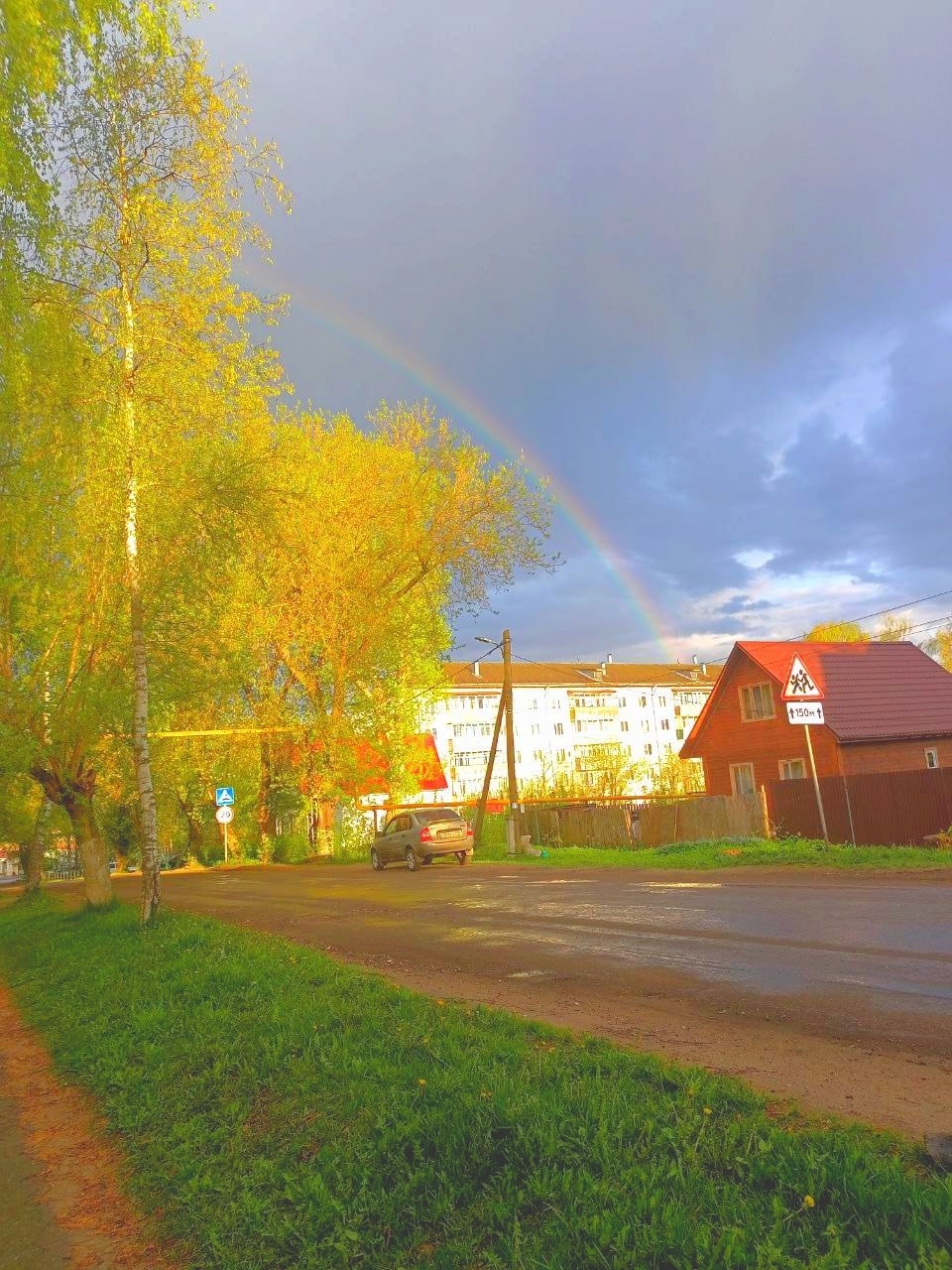 Жители Владимирской области смогли запечатлеть в небе редкую тройную радугу. Фотографии красивого оптического явления появились в Интернете. 