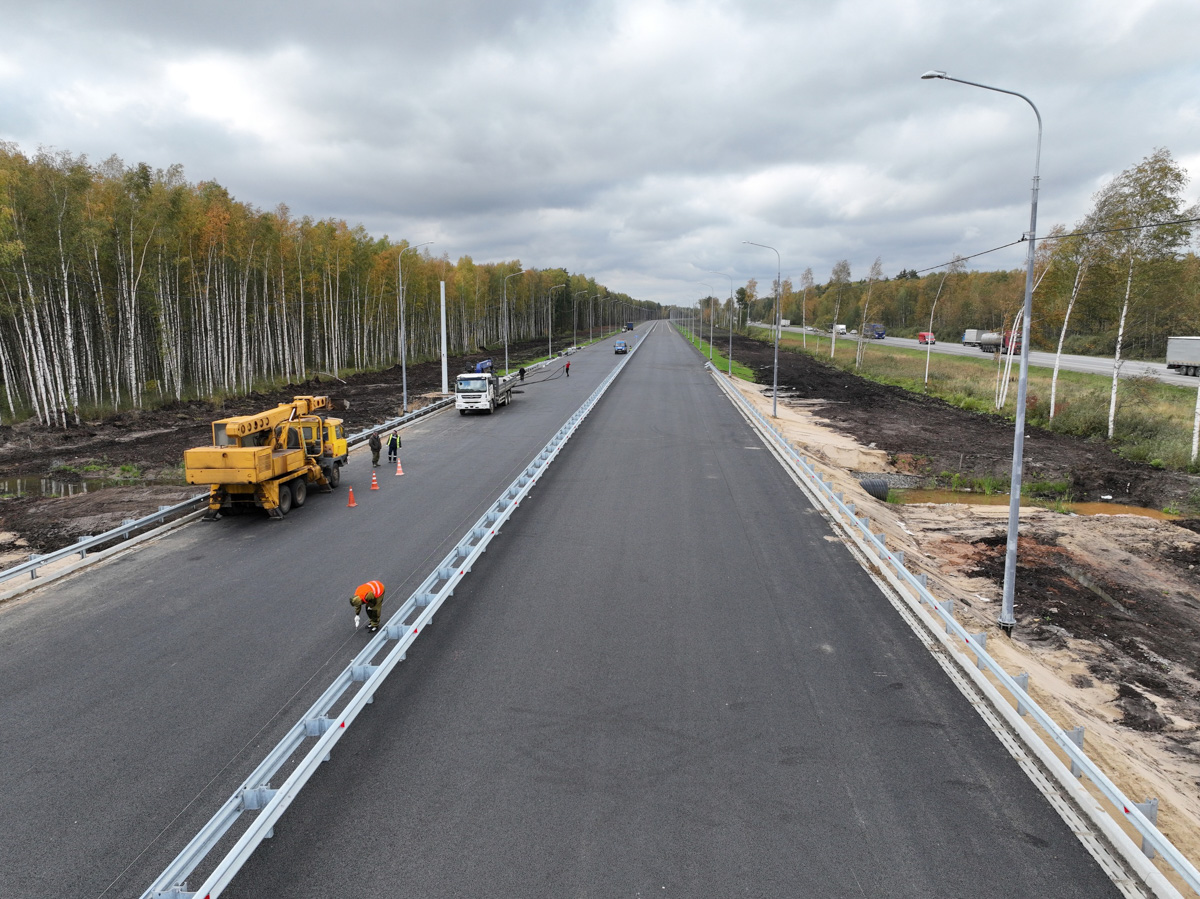 Аж на два года раньше запланированного срока откроется участок платной автодороги М-12 в обход города Владимира. Движение по этому пути запустят уже в октябре. Сейчас на данном отрезке идут последние приготовления.