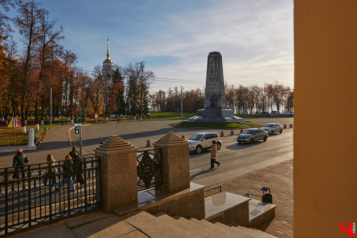30 октября 1960 года был торжественно открыт памятник в честь 850-летия города Владимира. Несмотря на монументальность 22-метровой юбилейной композиции, владимирцы насмешливо называют ее «три лентяя» или «трое непьющих». Возможно, и потому, что эта она заняла «чужое» место.