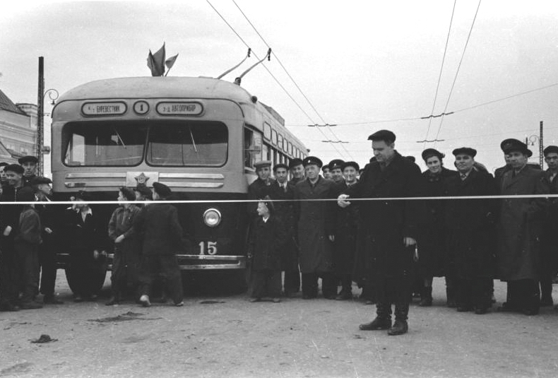 7 ноября 1952 года во Владимире состоялось торжественное открытие троллейбусного движения. В этот день из депо в Ново-Ямском переулке выехали первые два троллейбуса модели МТБ-82Д. Они проследовали по маршруту № 1, который пролегал по центру Владимира от кинотеатра «Буревестник» до химзавода. С этого момента троллейбус как городской пассажирский транспорт стал бурно развиваться. И в его юбилейный день рождения «Ключ-Медиа» решил вспомнить самые удивительные факты из истории владимирского троллейбуса.