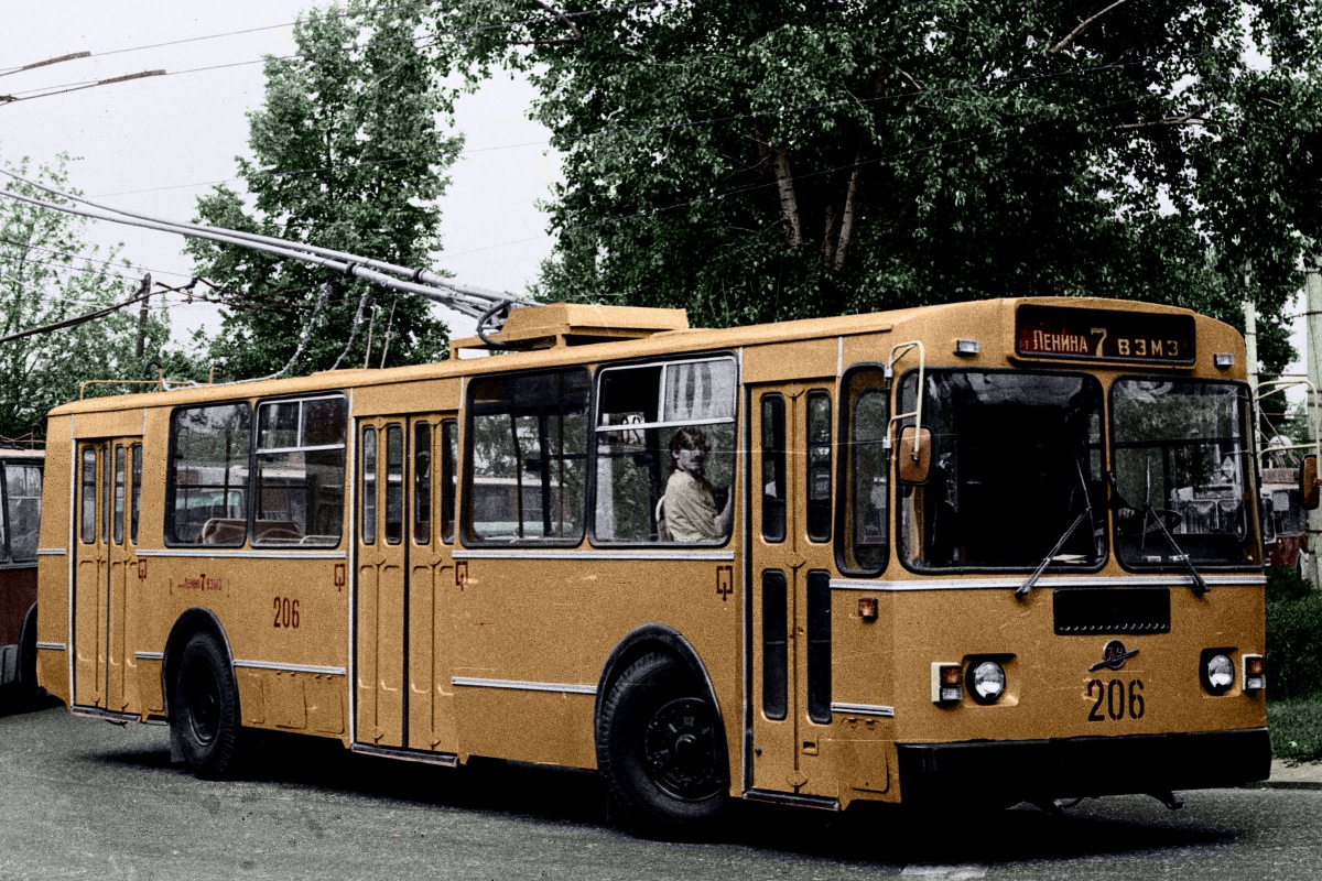 7 ноября 1952 года во Владимире состоялось торжественное открытие троллейбусного движения. В этот день из депо в Ново-Ямском переулке выехали первые два троллейбуса модели МТБ-82Д. Они проследовали по маршруту № 1, который пролегал по центру Владимира от кинотеатра «Буревестник» до химзавода. С этого момента троллейбус как городской пассажирский транспорт стал бурно развиваться. И в его юбилейный день рождения «Ключ-Медиа» решил вспомнить самые удивительные факты из истории владимирского троллейбуса.