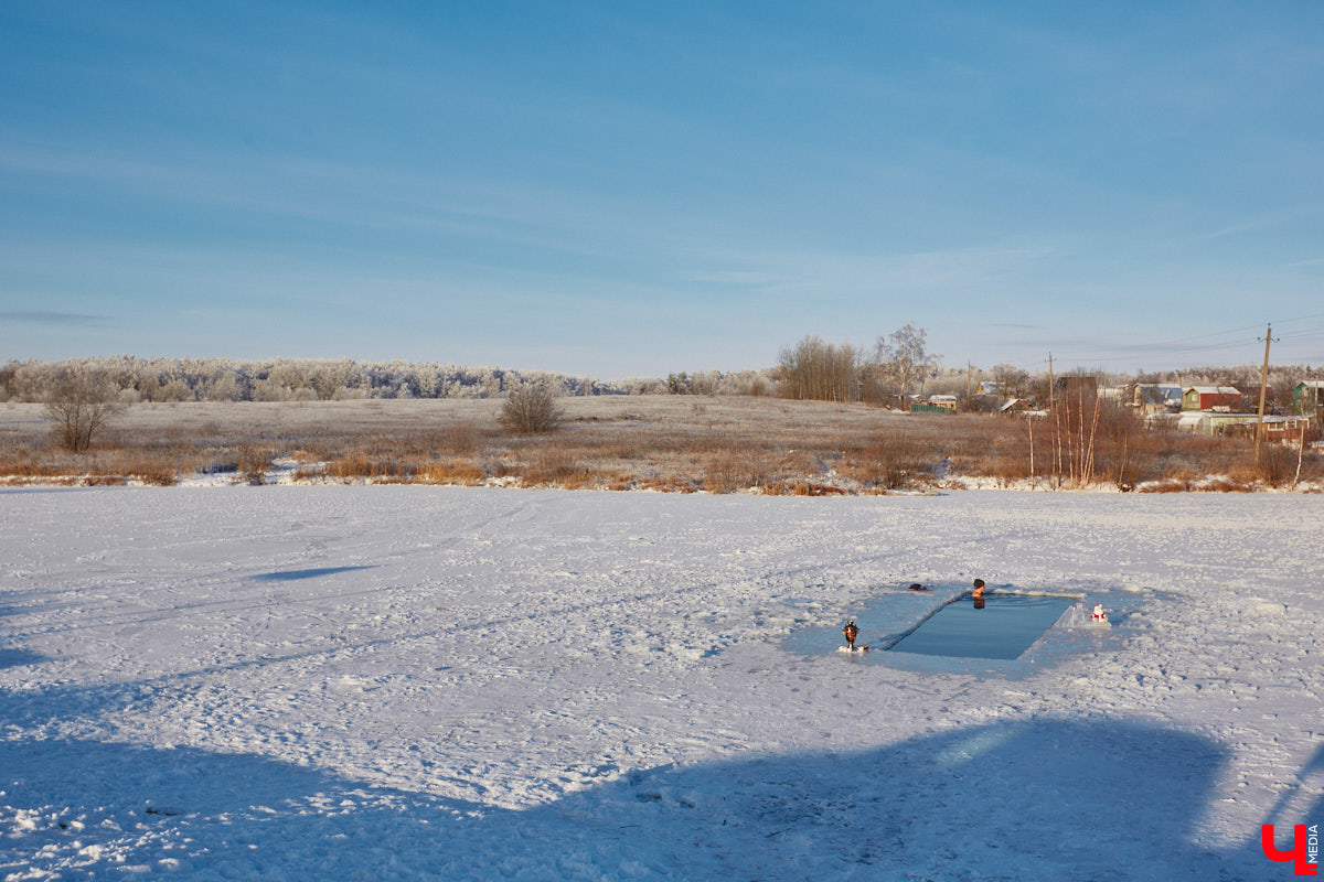 Владимирские моржи открыли купальный сезон в первые выходные зимы. Мороз не смутил любителей окунуться в холодную воду. В прорубь они погрузились, когда на термометрах было минус 15 градусов, и устроили необычную фотосессию в русском стиле.
