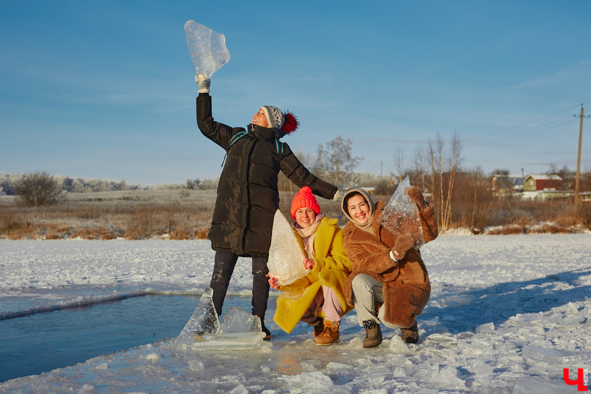 Владимирские моржи открыли купальный сезон в первые выходные зимы. Мороз не смутил любителей окунуться в холодную воду. В прорубь они погрузились, когда на термометрах было минус 15 градусов, и устроили необычную фотосессию в русском стиле.