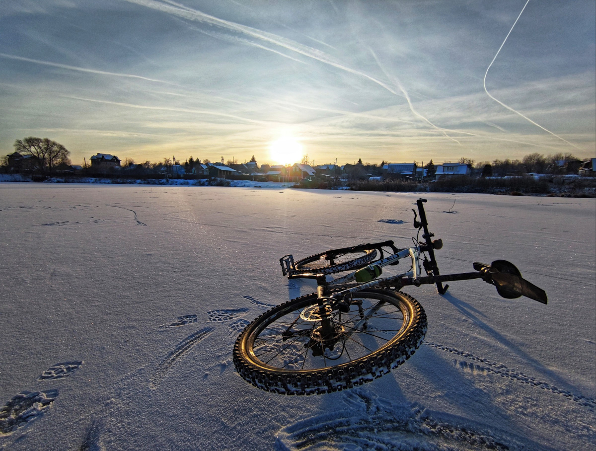 Житель Владимира Алексей Вихорев не просто катается на велосипеде зимой, но и составляет о своих путешествиях фотоотчет. Снимки молодой человек публикует на странице в социальных сетях, и смотреть их всегда интересно!