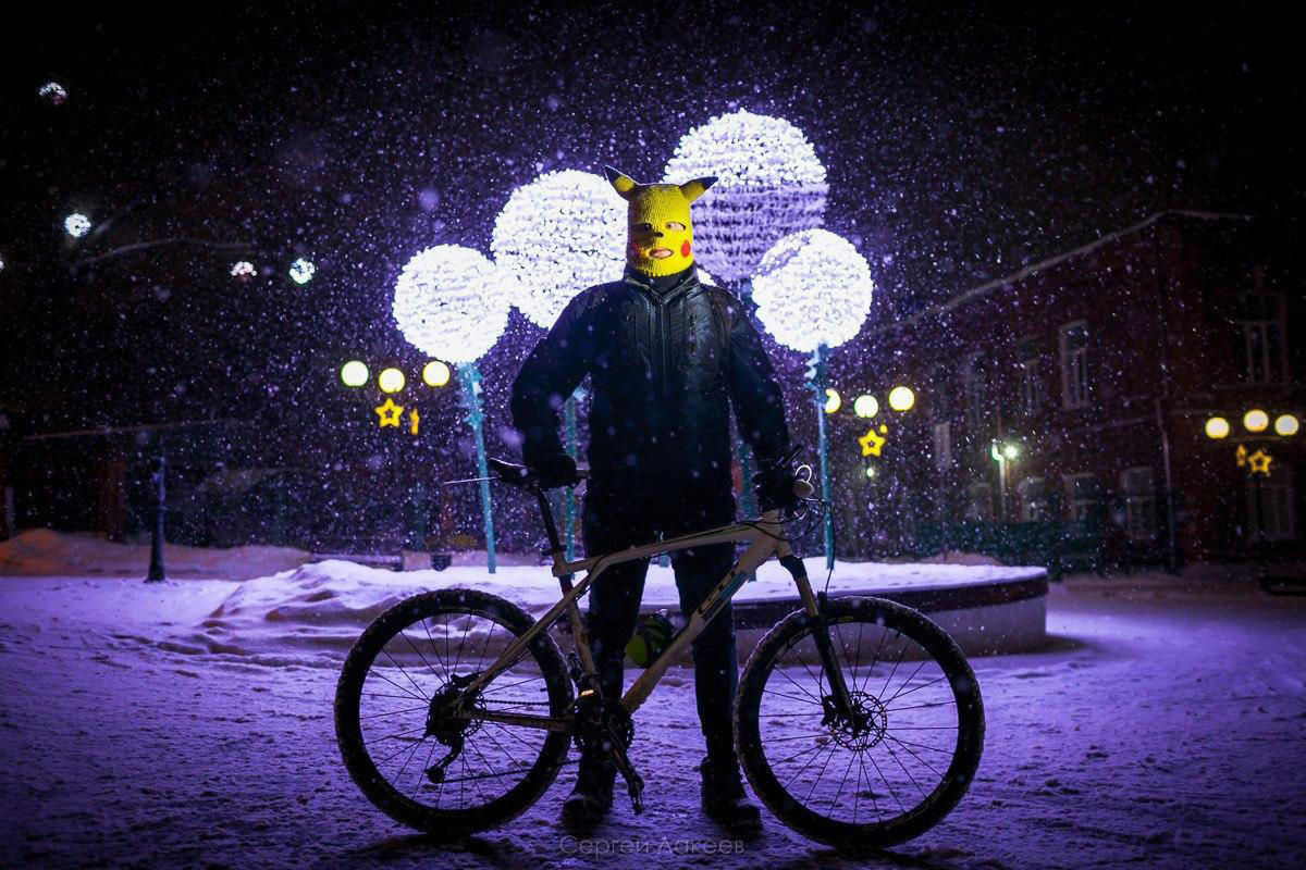 Житель Владимира Алексей Вихорев не просто катается на велосипеде зимой, но и составляет о своих путешествиях фотоотчет. Снимки молодой человек публикует на странице в социальных сетях, и смотреть их всегда интересно!