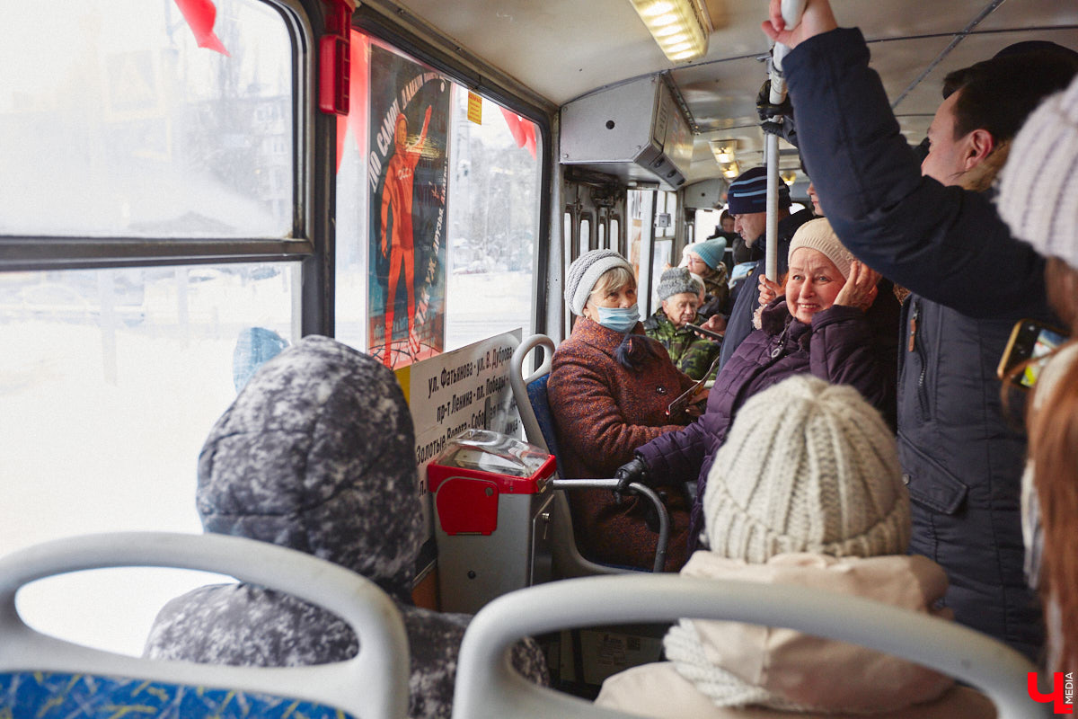 Владимирцы смогли прокатиться в троллейбусе всего за четыре копейки. В городе прошла акция, посвященная столетию образования СССР. По этому поводу на линию вышел необычный ретротранспорт без кондуктора.