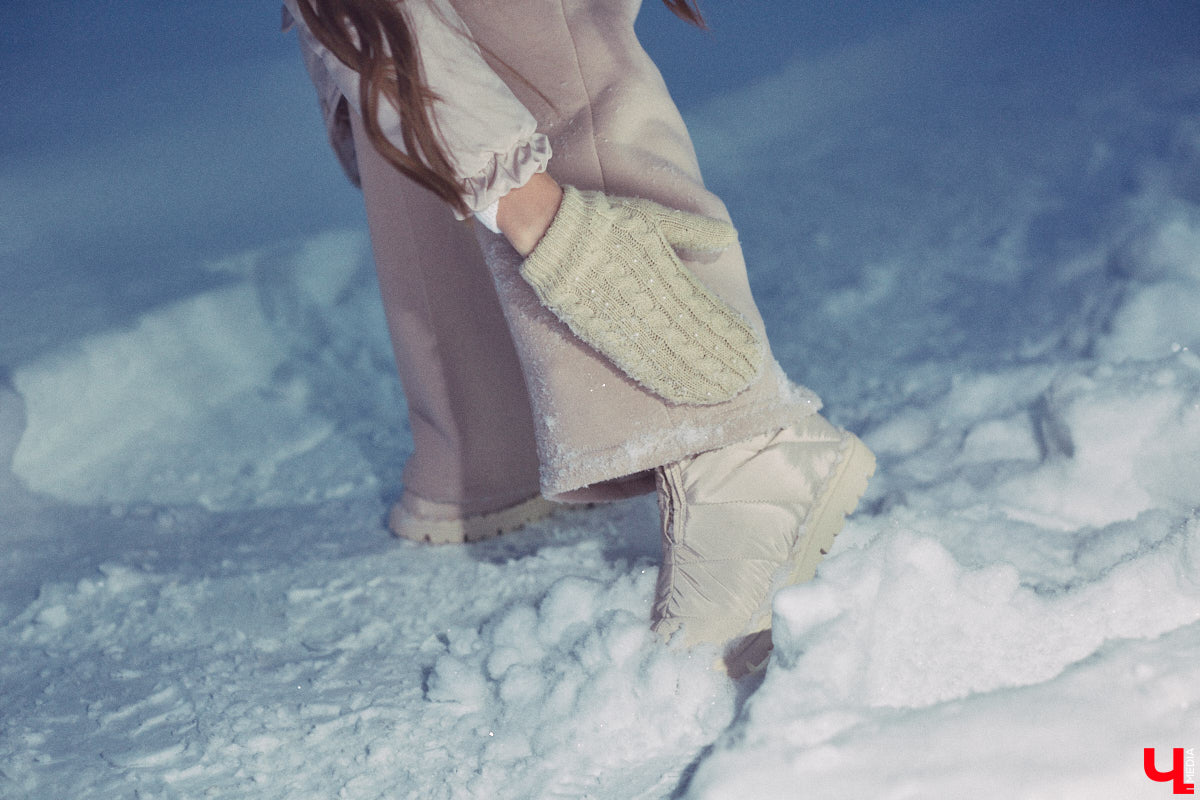 А вы когда-нибудь задумывались о том, что носит Снегурочка, если она не на работе? Если нет, то давайте вместе заглянем к ней в гардероб. Главная волшебница зимы Дарья Хлапова сегодня героиня нашей рубрики «Свой стиль».