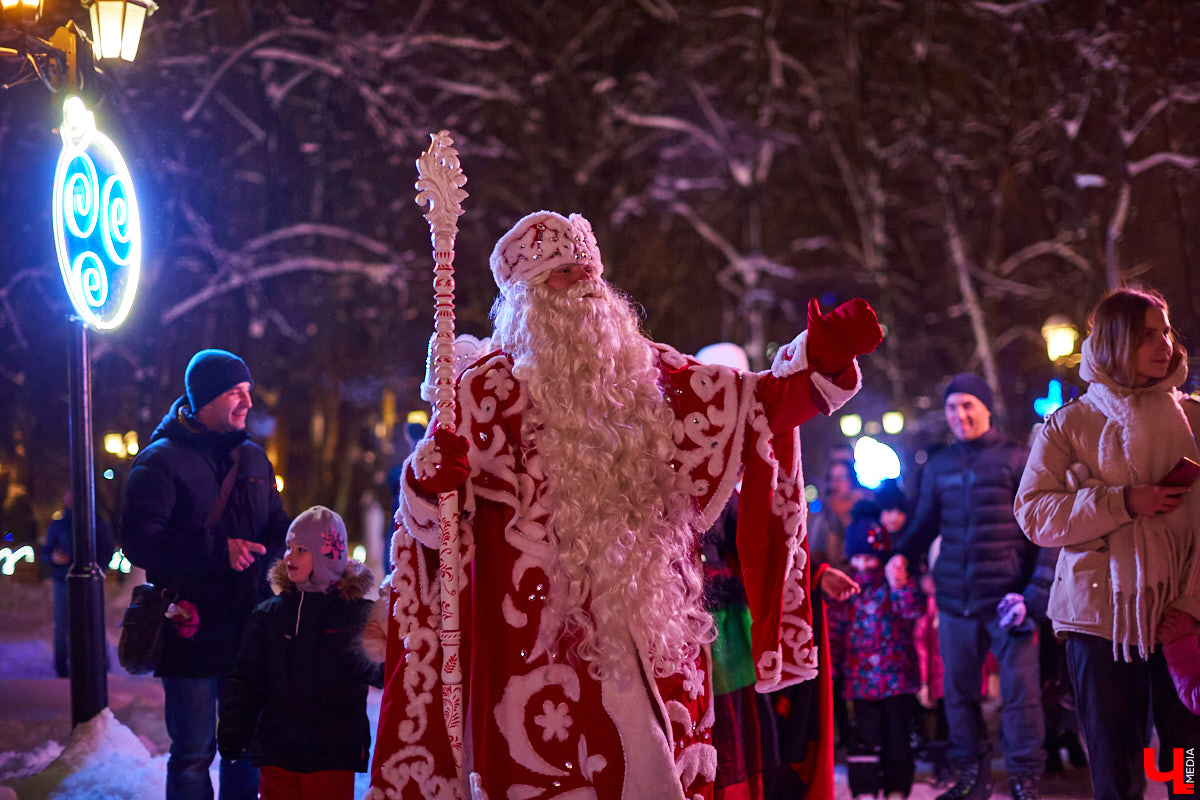 Решено! Новогоднюю ночь во Владимире все-таки отметят на Соборной площади всей гурьбой и с традиционными песнями-плясками. Что будет, а без чего решено обойтись – в нашем материале.