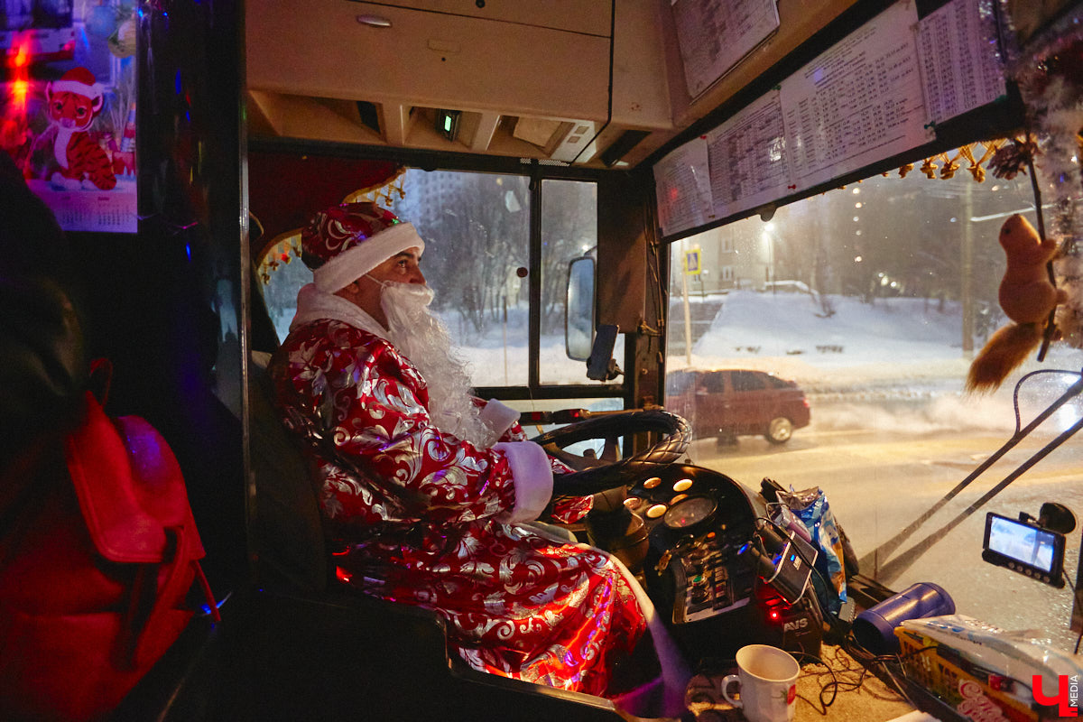 Не знаете, как поднять себе настроение? Выходите из дома и срочно садитесь в автобус! Да не в простой, а новогодний, управляет которым сам Дед Мороз, а вместо кондуктора – Снегурочка. Узнать сказочный транспорт можно даже издалека, по шапке волшебника прямо на крыше.