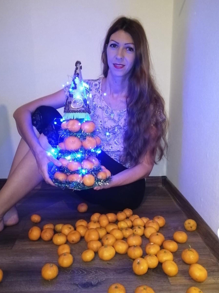 Все мы знаем, что каждый Новый год пахнет мандаринами. Эти яркие фрукты к тому же еще и символ Абхазии. Вот только туда настроение праздника практически не добирается. Почему? Об этом нам рассказала Елена Емельянова, которая переехала из Владимира на побережье Черного моря.