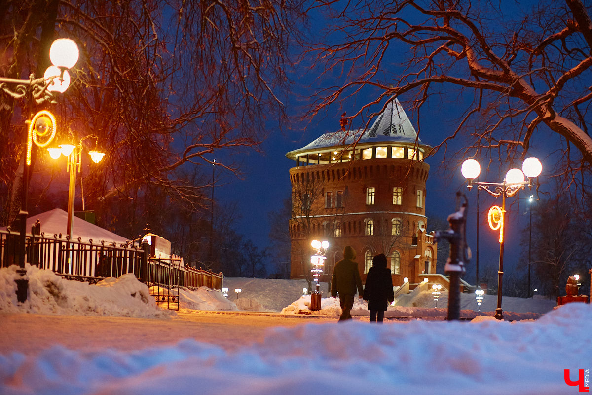 Согласитесь, это особое удовольствие: гулять долгими зимними вечерами по улицам любимого города и любоваться красиво подсвеченными домами. Мы выбрали самые приметные из них.