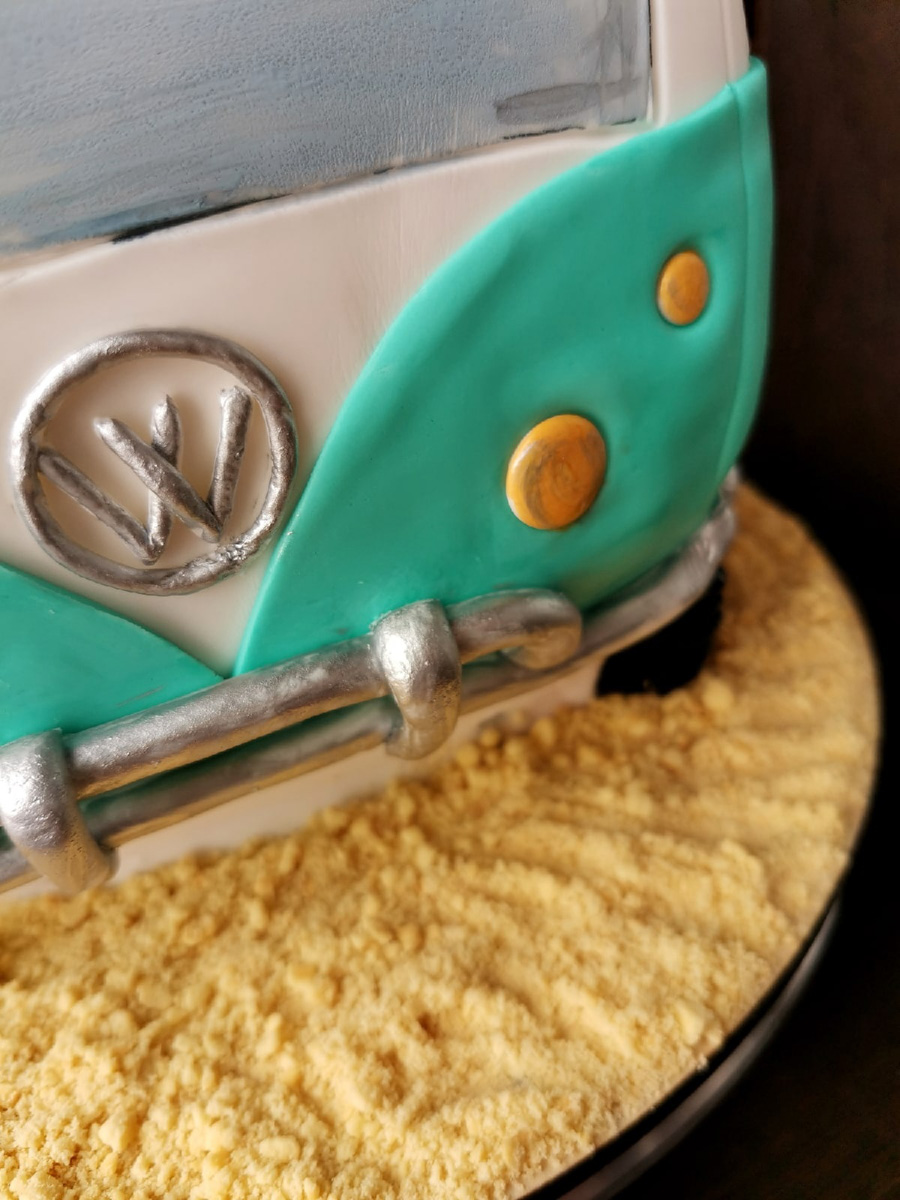 Домашний кондитер из Владимира Анастасия Шагурина предлагает десерты, на которые приятно даже смотреть. 3D-торты от мастера сегодня заказывают все больше и больше людей. При этом работы ее — эксклюзивные, повторяться она не любит, ведь каждый праздник должен быть особенным!