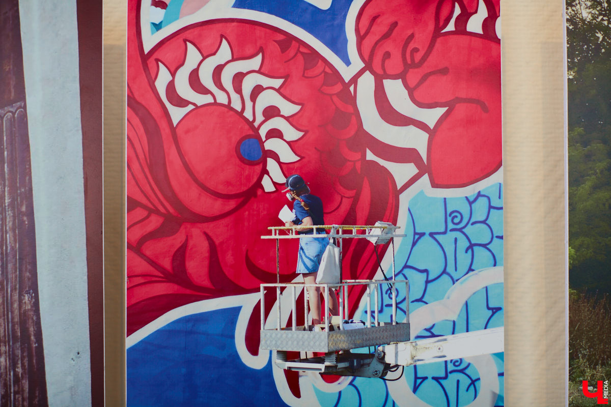 Этим летом художники снова укроют Владимир одеялом из ярких граффити: фестиваль уличного искусства «Загфест» возвращается! Но пока он не стартовал, можно уделить время уже выполненным работам, ставшим настоящим украшением областного центра. Муралы, огромные панно, стрит-арт шедевры — все их реально увидеть в одной локации, куда вход, кстати, свободный!