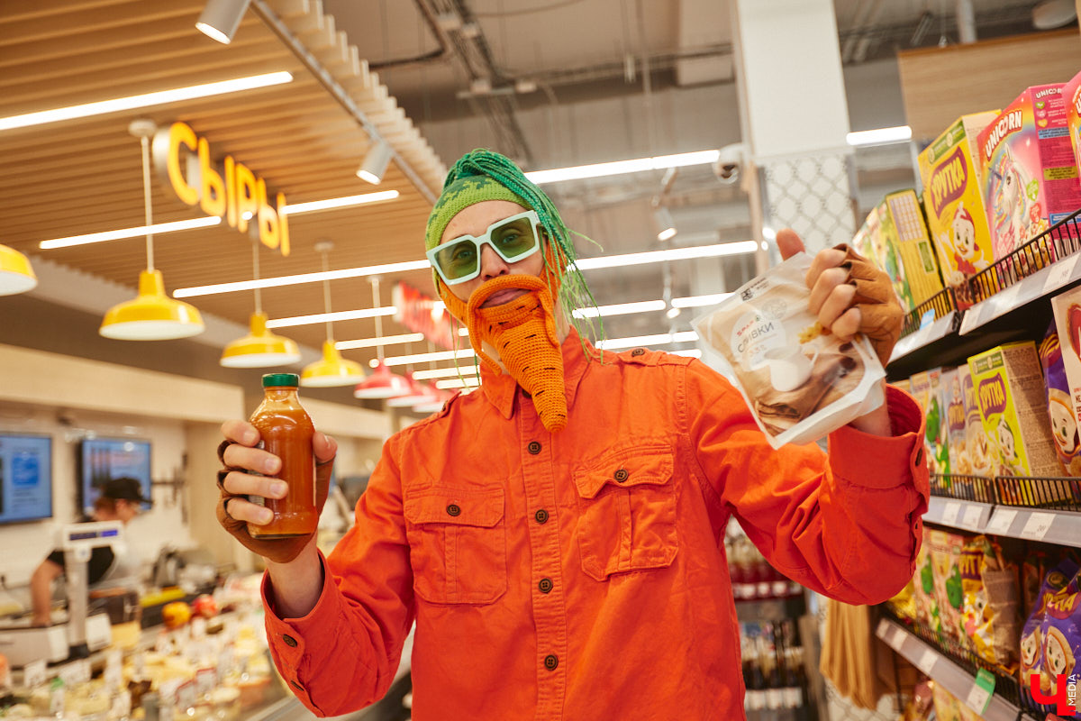 Владимирский аниматор Влад Гербера в эпатажном костюме моркови вызвал замешательство у покупателей торгового центра во время съемок кулинарной рубрики «Ключ-Медиа».