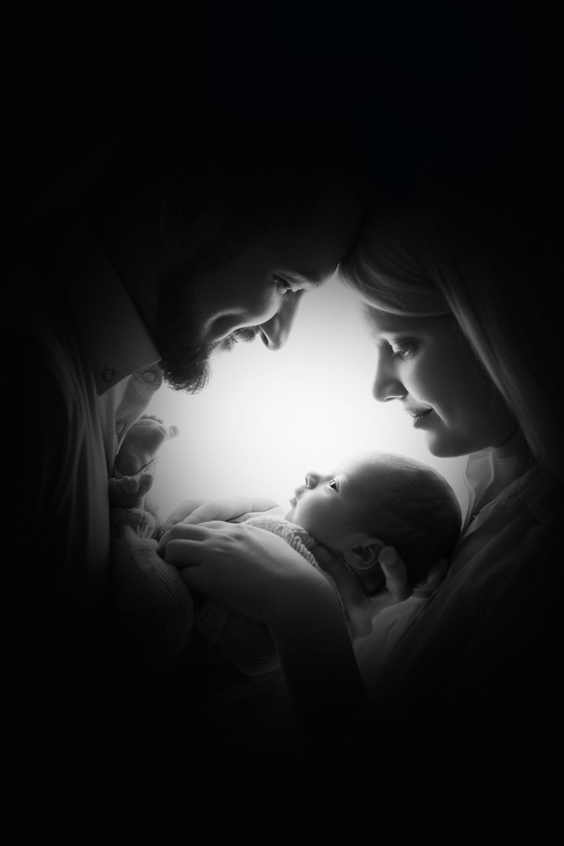 «Съемка родов — это всегда про чувства, поддержку, заботу и волнение... Живых, неподдельных эмоций в этом процессе очень-очень много, и это для меня невероятно ценно», — так фотограф Анна Ворон видит чудо рождения. И не только видит, но еще и фиксирует на камеру.