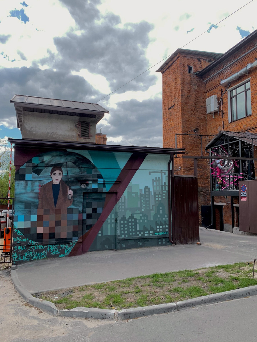 Известный во Владимире уличный художник Мишкин разукрасил серую стену постройки на территории популярного лофт-пространства. Так, на улице Сакко и Ванцетти появилось изображение девушки под зонтом. Что интересно, у нее есть реальный прототип.