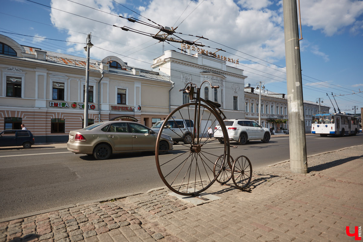 Что вы знаете про необычный велосипед, установленный в самом центре Владимира рядом с рестораном? У транспорта три колеса, с ним часто фотографируются жители и гости нашего города. Но кто его установил и зачем — для многих до сих пор загадка. А ведь эта история заслуживает внимания, тем более что связана она с именем известного в городе предпринимателя Елисея Андреева и теми, кто продолжает его дело сегодня.