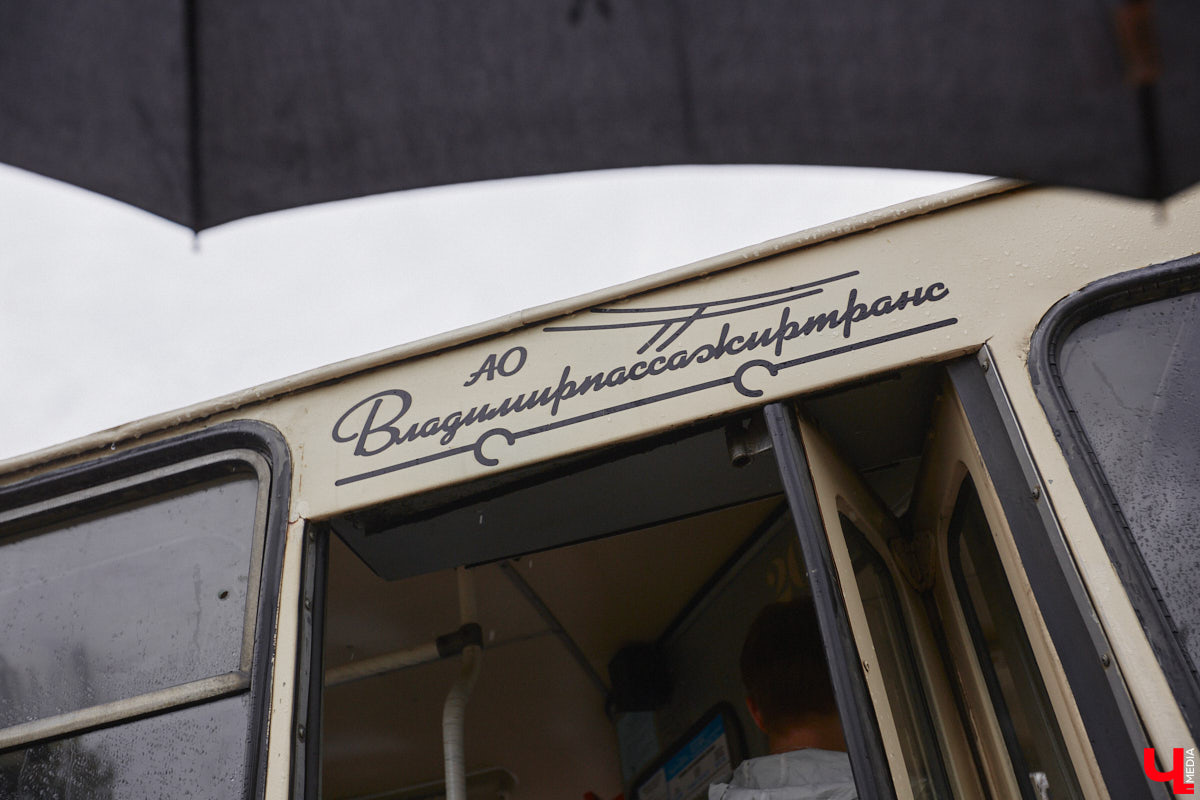 Мы уже рассказывали вам о том, что Владимиро-Суздальский музей-заповедник запустил новый экскурсионный маршрут. Теперь увидеть город и узнать о его достопримечательностях можно прямо из окна ретротроллейбуса. Наше издание протестировало формат одним из первых.