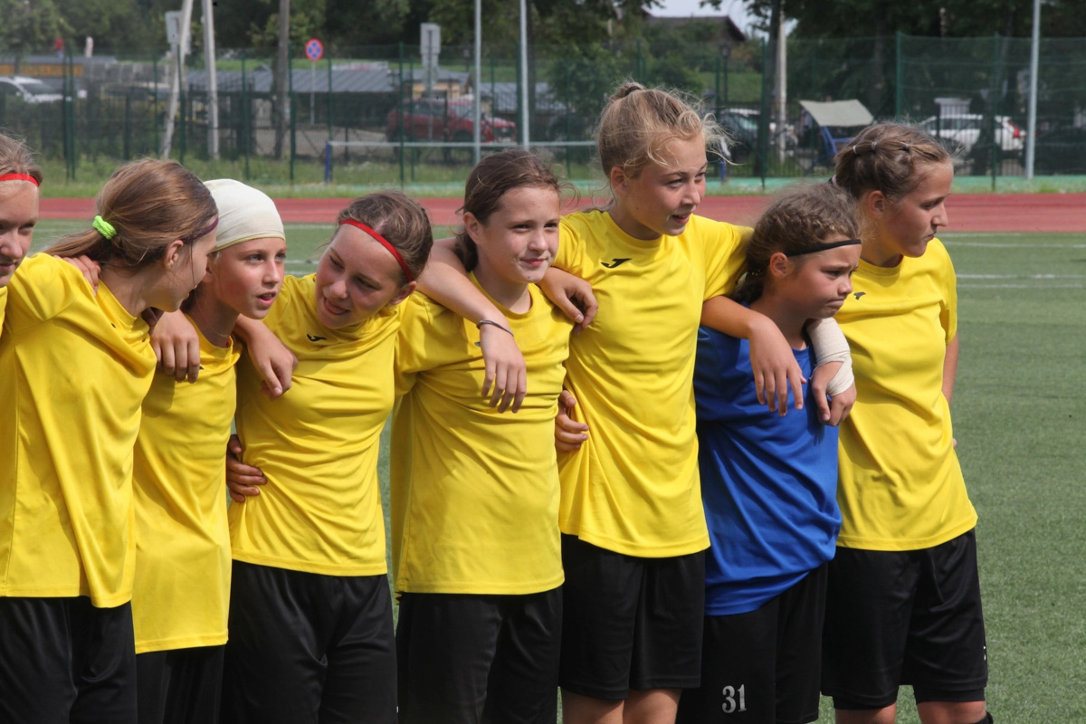 Юные владимирские футболистки одержали историческую победу на крупном турнире. Наша команда впервые выиграла Кубок «Золотое кольцо» в противостоянии с мальчишками. Помогли девчонкам не только мастерство и сильный характер, но и талисман по имени Юлёк.