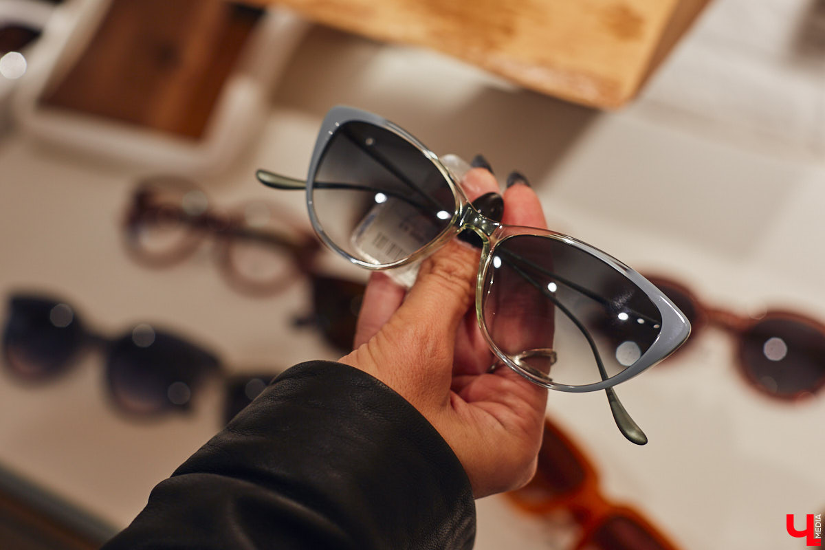 Солнцезащитные очки — важная деталь летнего образа. Этот модный аксессуар способен стать изюминкой любого аутфита. Поэтому важно, чтобы в вашем оптическом гардеробе была не одна-единственная модель очков, а сразу несколько. Как их выбрать, мы узнали у профессионалов.