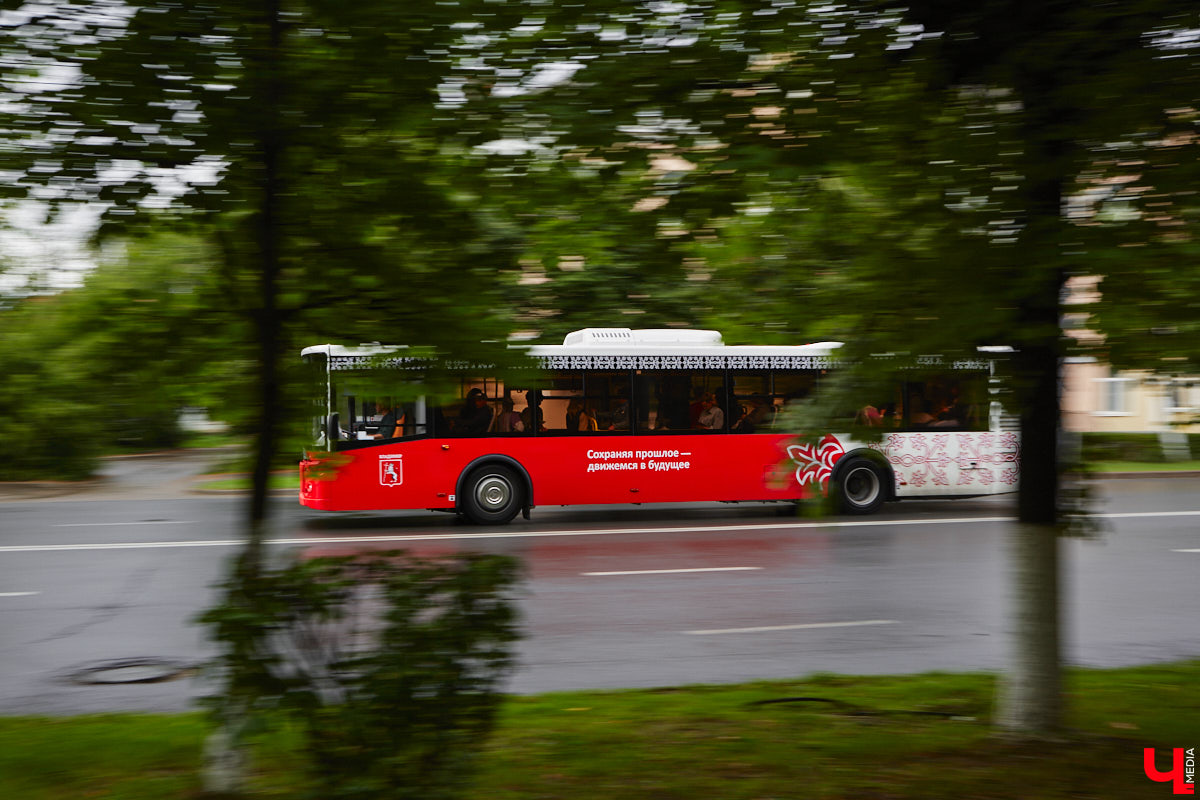 В этот понедельник на линии вышли 18 новых автобусов марки ЛиАЗ. Некоторые жители города их уже смогли оценить. И впечатления, надо сказать, неоднозначные. Кто-то хвалит, кто-то ругает. В общем, мнения разделились.