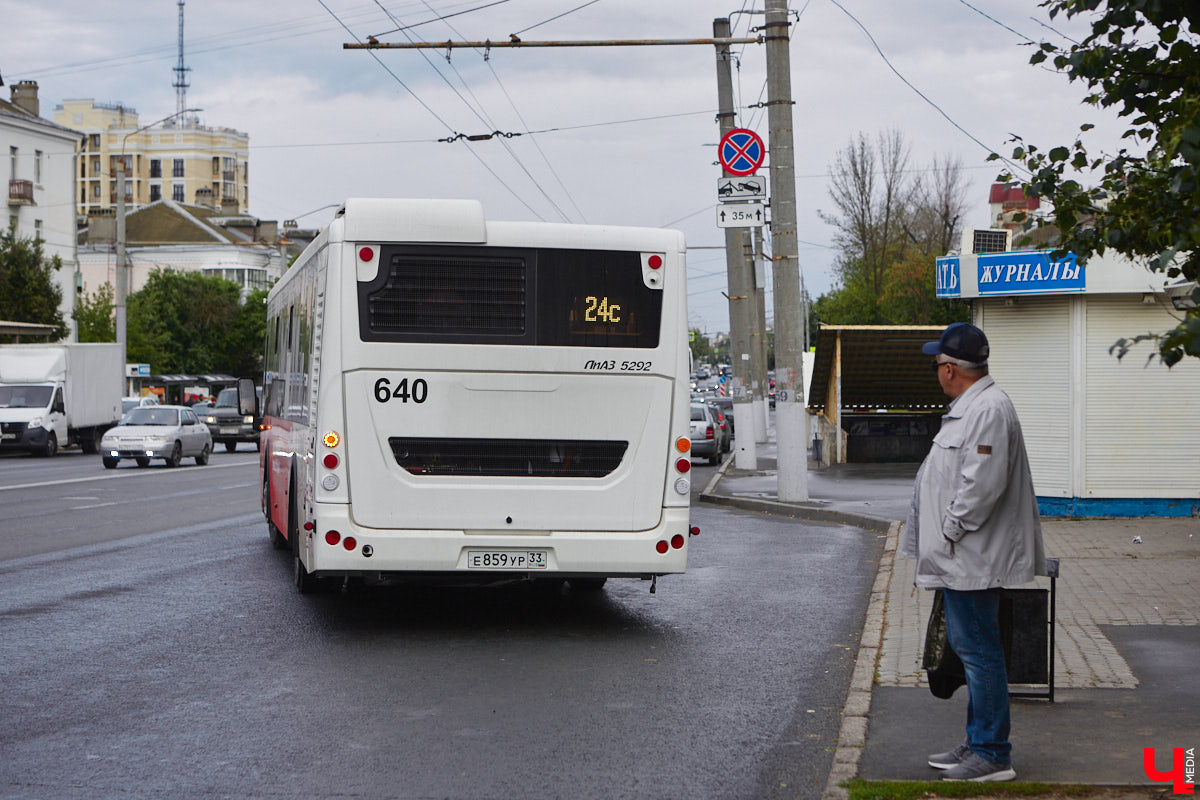 В этот понедельник на линии вышли 18 новых автобусов марки ЛиАЗ. Некоторые жители города их уже смогли оценить. И впечатления, надо сказать, неоднозначные. Кто-то хвалит, кто-то ругает. В общем, мнения разделились.