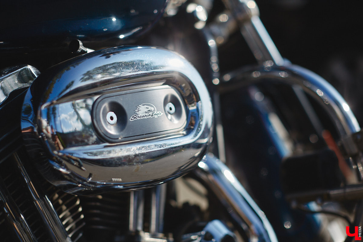 Идеальных мотоциклов для путешествий не существует, любую модель нужно доработать под себя. Владимирец Игорь Икшаков уже успел проехать на байках десятки тысяч километров. И прежде чем садиться за руль, всегда усовершенствовал любимых «железных друзей». Сегодня «Ключ-Медиа» молодой человек рассказал о тюнинге своего Harley-Davidson.
