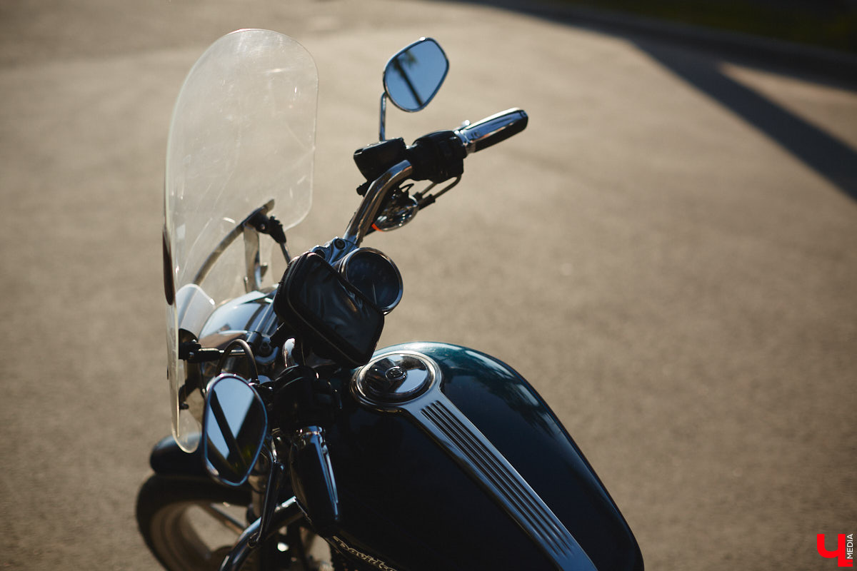 Идеальных мотоциклов для путешествий не существует, любую модель нужно доработать под себя. Владимирец Игорь Икшаков уже успел проехать на байках десятки тысяч километров. И прежде чем садиться за руль, всегда усовершенствовал любимых «железных друзей». Сегодня «Ключ-Медиа» молодой человек рассказал о тюнинге своего Harley-Davidson.