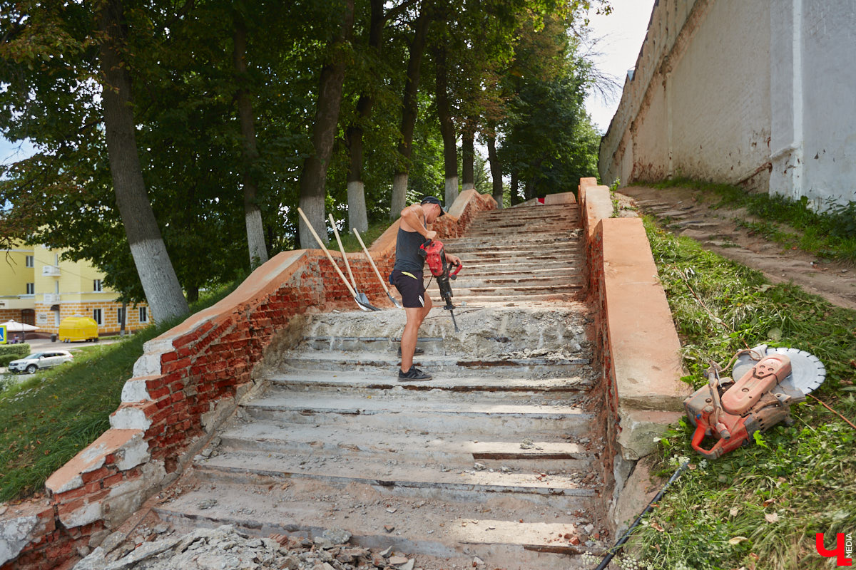 В областном центре наконец-то приступили к ремонту лестницы вдоль стены Богородице-Рождественского монастыря. Объект давно нуждался в реконструкции. Но во всем этом есть свои минусы: на время работ недоступной для пешеходов стала популярная туристическая тропа.